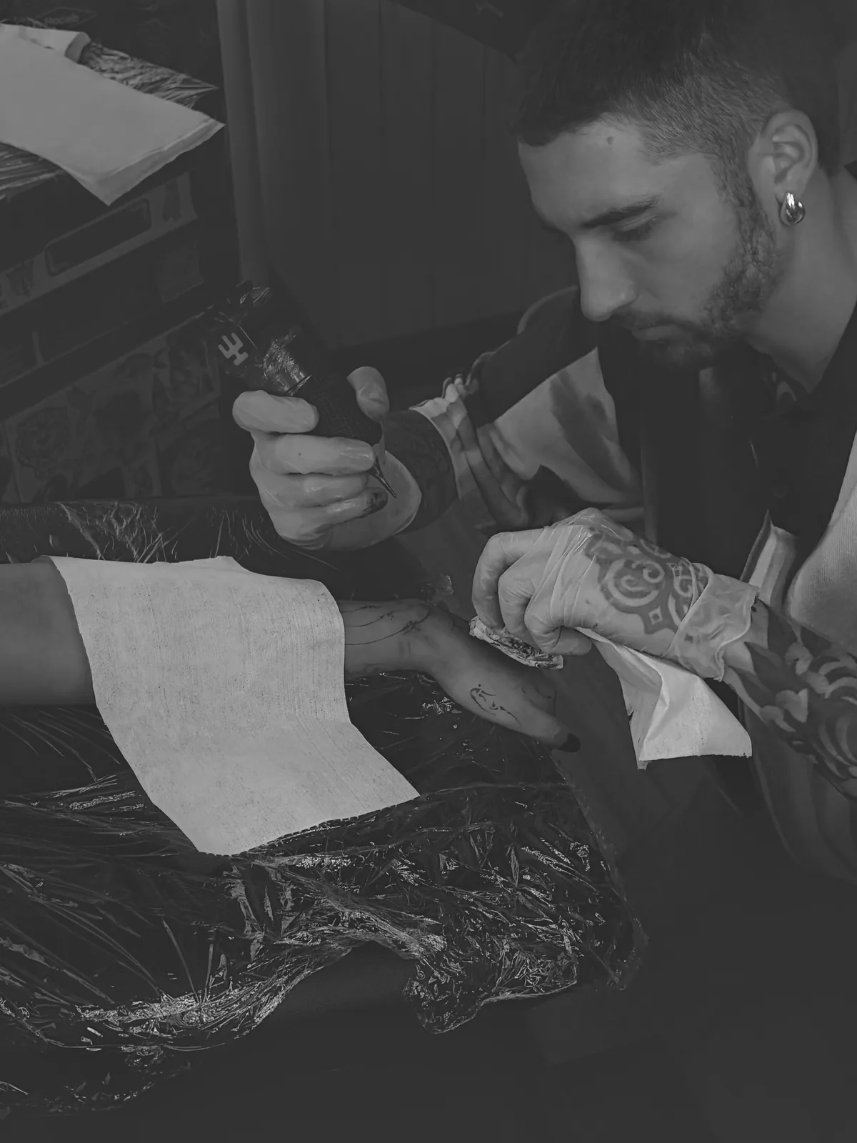 Samuel tatuando en el estudio