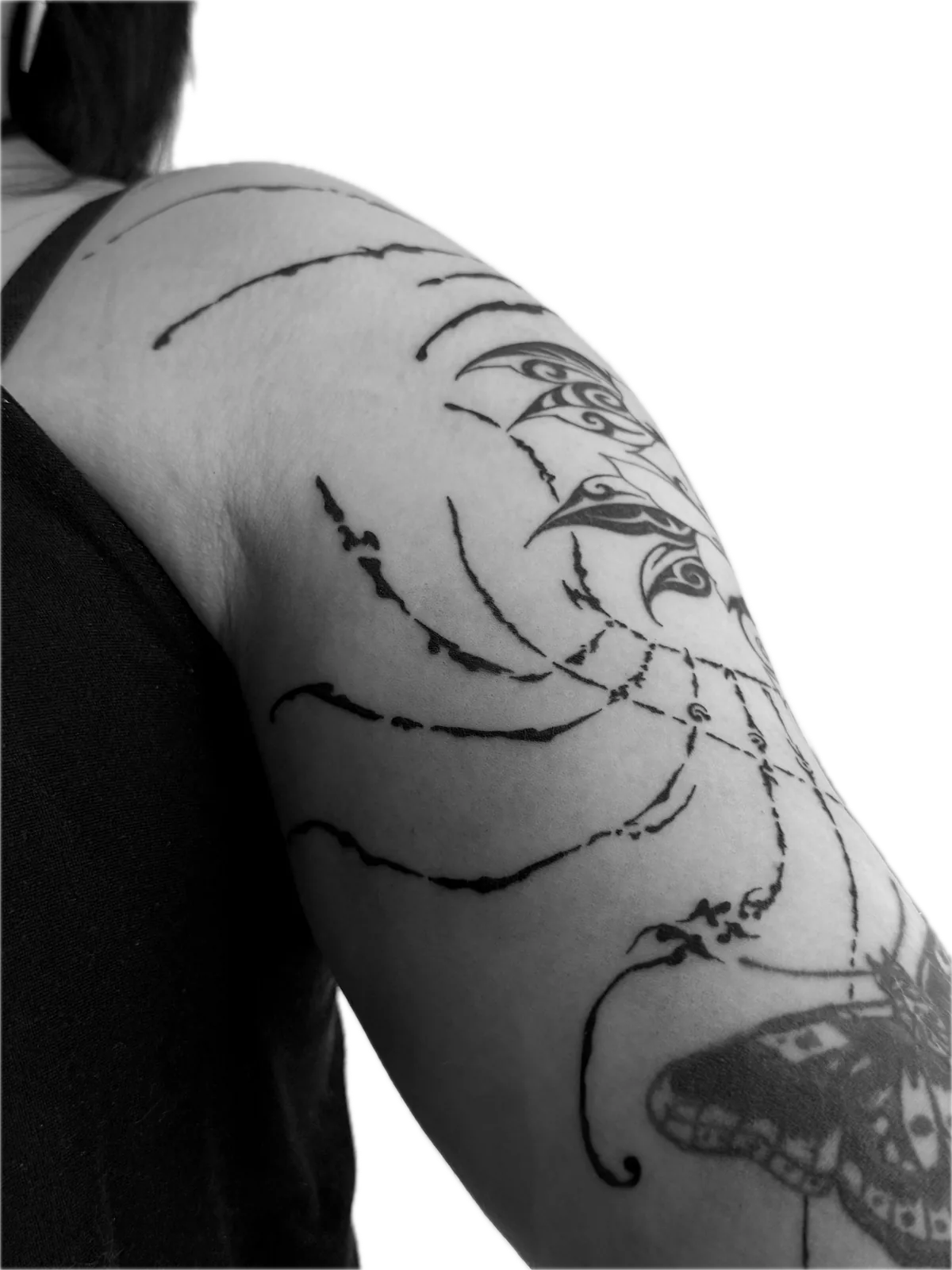 Obra de mundo.abstrakto — línea orgánica en brazo y hombro