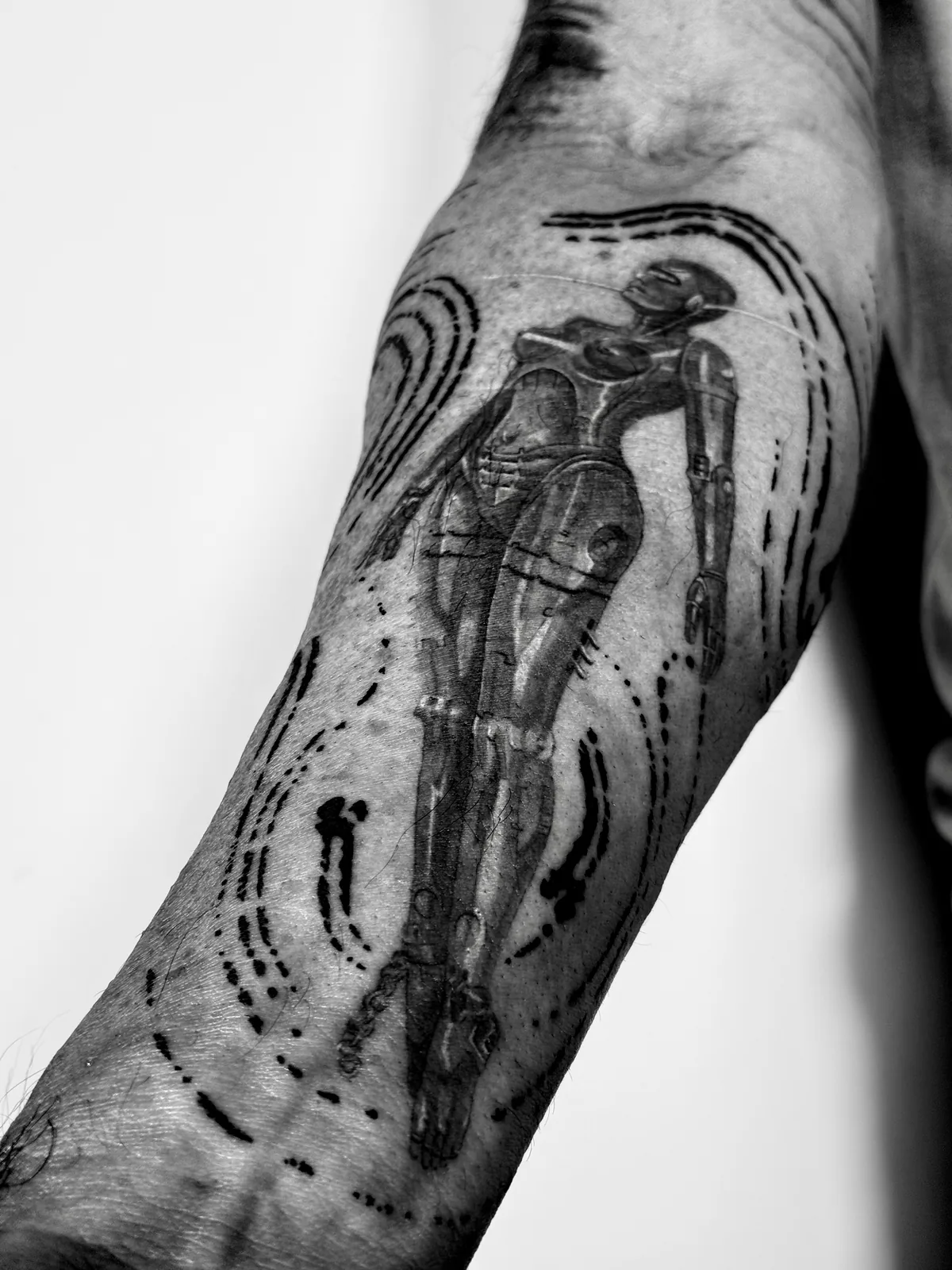 Pieza de tatuaje abstrakto — textura orgánica en pierna completa